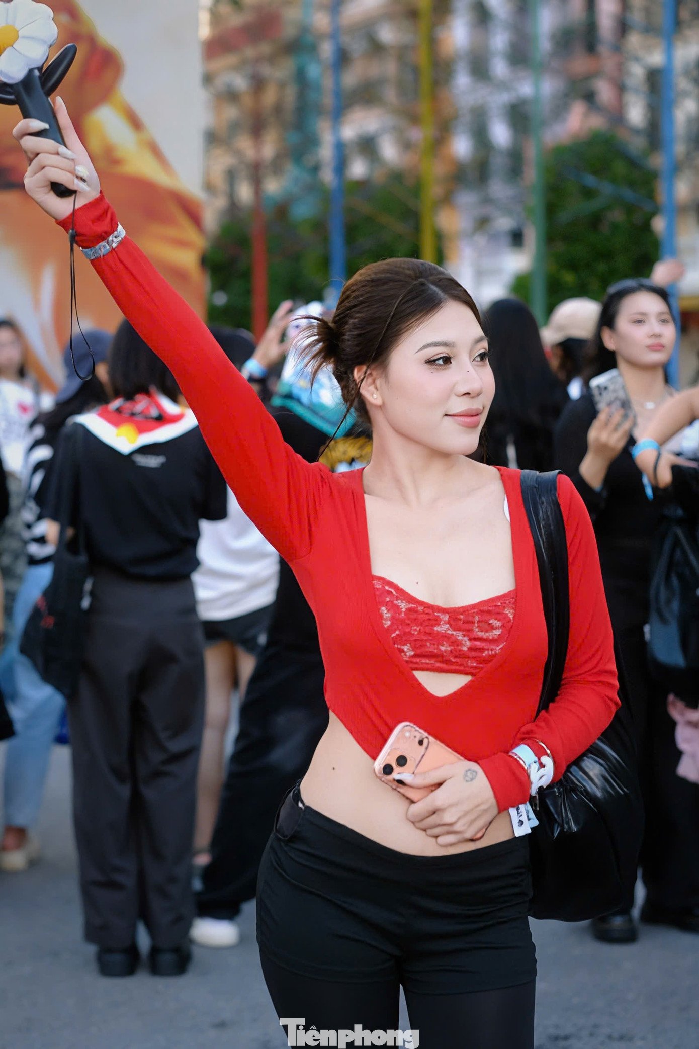 Không ít fan nữ chọn váy cưới, khăn voan để đến hỏi cưới G-Dragon - người mà họ ngưỡng mộ đã lâu.