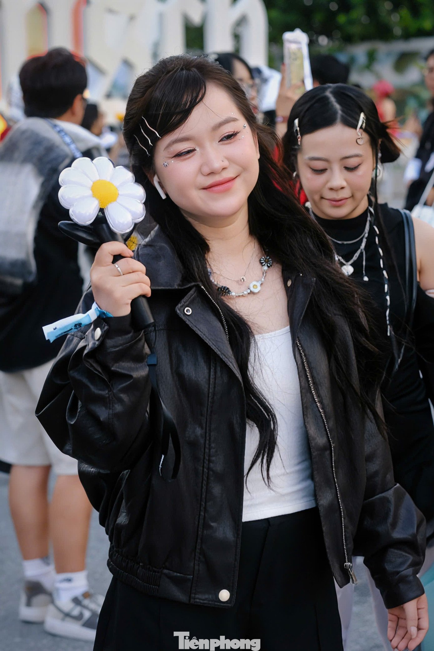 Với G-Dragon, fan mang theo lighstick vương miện vàng của Big Bang và hoa cúc khuyết cánh có tên Day-G Bong của cá nhân G-Dragon.