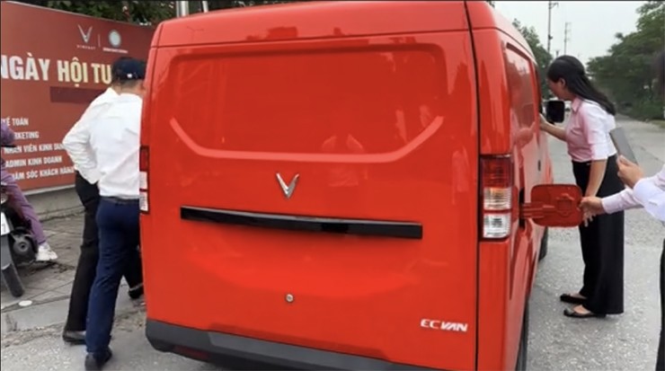 VinFast EC Van hướng đến nhóm khách hàng là&nbsp;các hộ kinh doanh, tiểu thương hoặc doanh nghiệp giao hàng nhỏ.