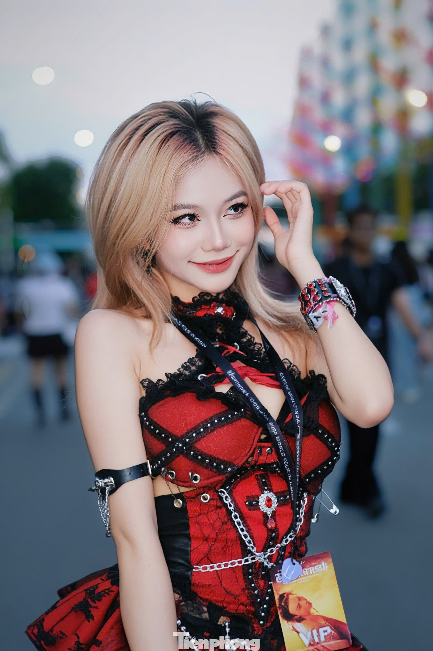 Trên mạng xã hội, không khí cũng nóng không kém: các fanpage, group cộng đồng liên tục cập nhật hình ảnh dòng người đổ về Ocean City.