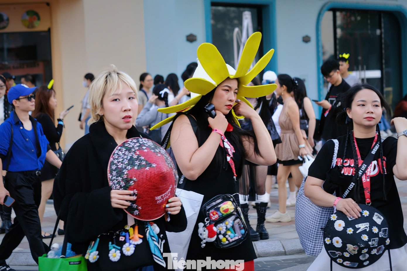 Concert G-Dragon Übermensch nhanh chóng "cháy vé" ngay khi mở bán. Khởi động tại Hàn Quốc, tour diễn này đã chinh phục hàng loạt thành phố lớn trước khi dừng chân tại Hưng Yên và khép lại tại Seoul vào tháng 12.