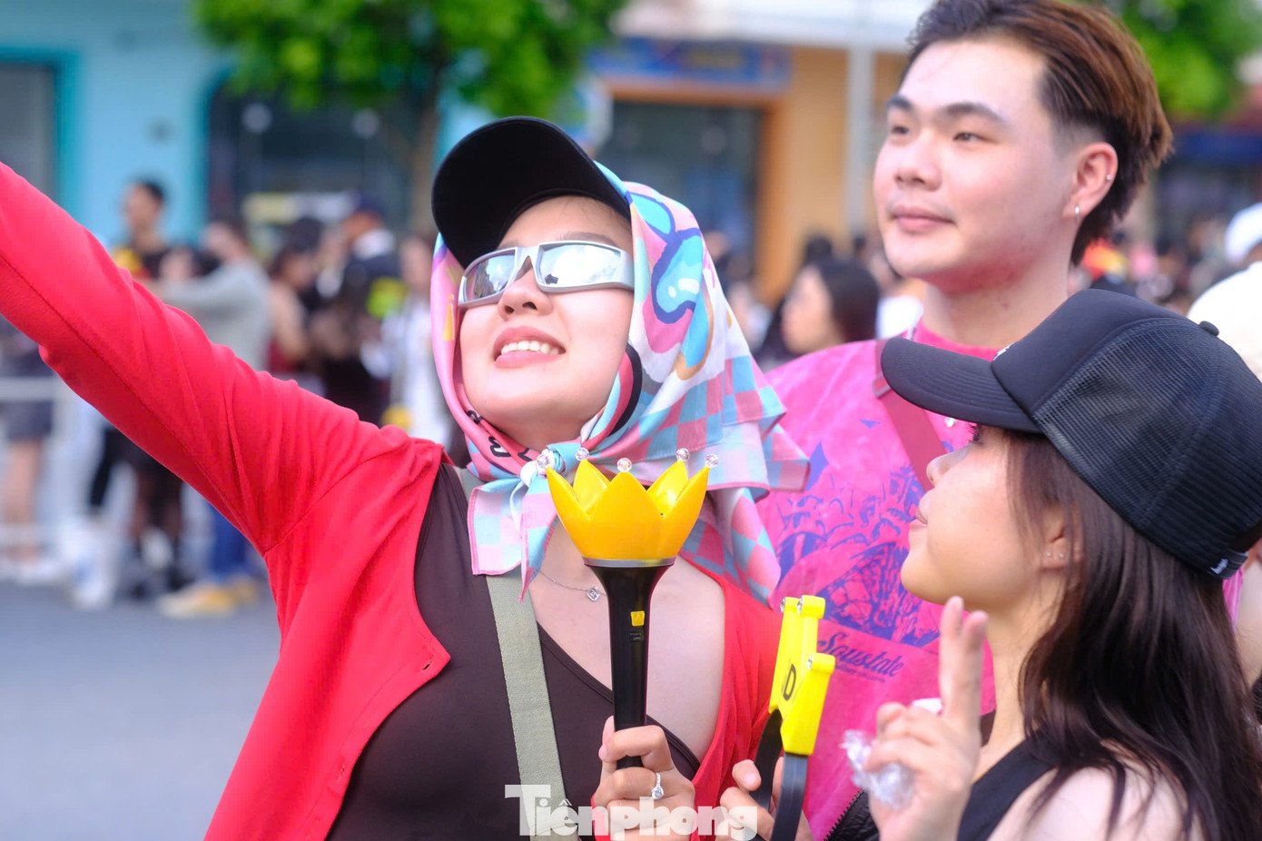 Concert G-Dragon Übermensch nhanh chóng "cháy vé" ngay khi mở bán. Khởi động tại Hàn Quốc, tour diễn này đã chinh phục hàng loạt thành phố lớn trước khi dừng chân tại Hưng Yên và khép lại tại Seoul vào tháng 12.