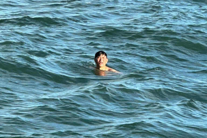 Anh Sanh đang trôi lênh đênh trên biển khi được tàu Vĩnh An Express phát hiện. Ảnh: Thuyền viên cung cấp