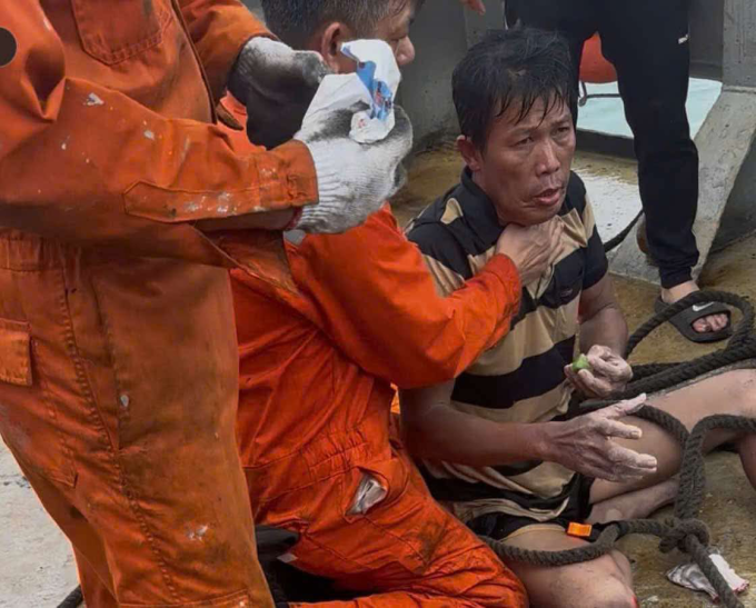 Ông Quang khi vừa được đưa lên tàu Hải Nam 39. Ảnh: Thuyền viên tàu cung cấp