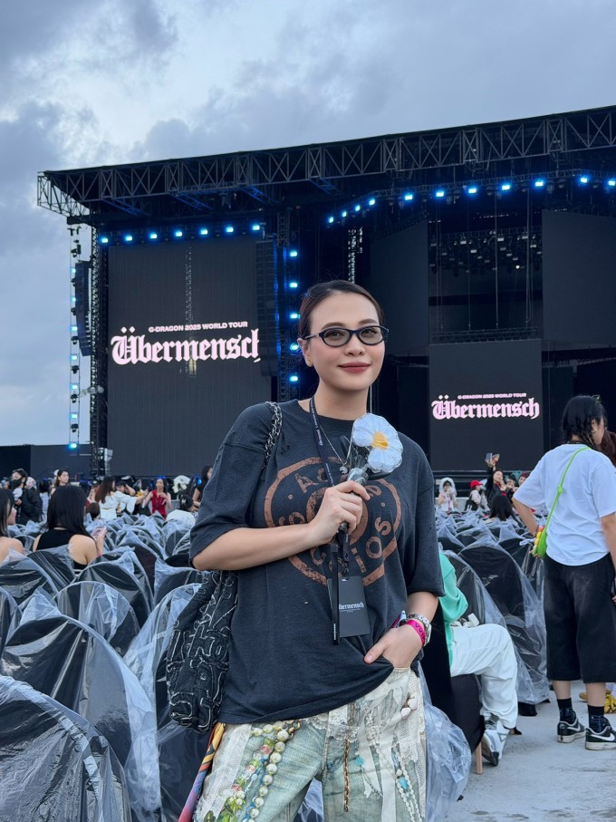 Đàm Thu Trang đi xem concert G-Dragon tại Hà Nội hôm 8/11.