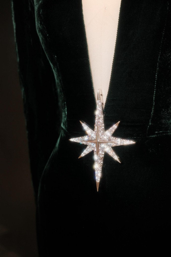 Cài áo vàng trắng đính kim cương được chế tác riêng cho nàng hậu.