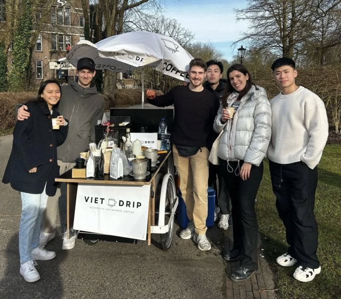 Matko Kmezic (quần kem, áo đen) cùng khách hàng ở công viên Oosterpark, Amsterdam, Hà Lan, tháng 11/2025. Ảnh: Nhân vật cung cấp