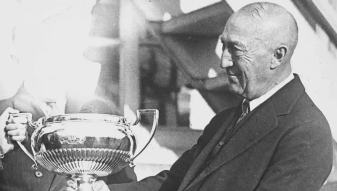 Luật sư Charles Vance Millar không gia đình, vợ con, đã tạo lập được khối tài sản lớn nhờ nghề luật và đầu tư. Ảnh: Baidu