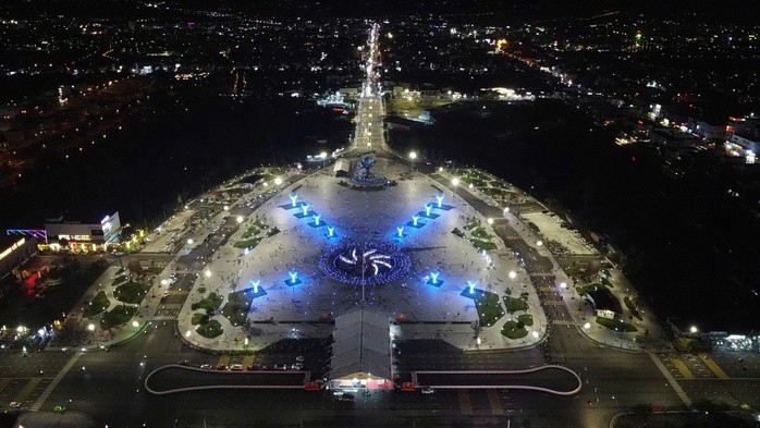 Quảng trường Phan Ngọc Hiển lung linh về đêm