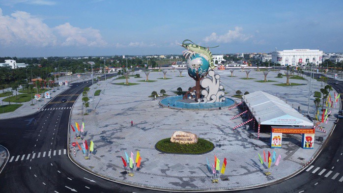 Biểu tượng con tôm hiện diện trong quảng trường như “trái tim” của đô thị Cà Mau