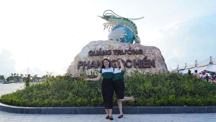 Du khách "check in" tại quảng trường Phan Ngọc Hiển và biểu tượng ngành hàng tỉ USD của Cà Mau