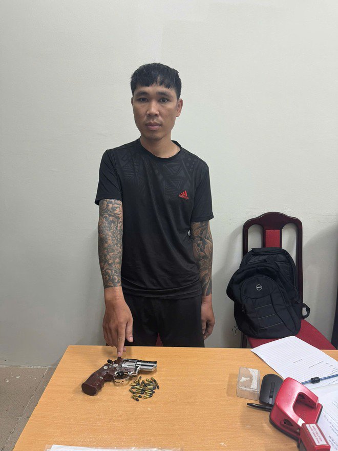 Cơ quan Công an đã thu giữ 1 súng quân dụng và 25 viên đạn của Trần Văn Nam