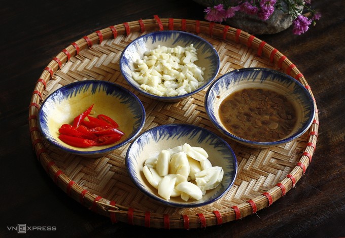 Nên chia tỏi làm hai phần, một để phi thơm, một cho vào món ăn sau. Ảnh: Bùi Thủy