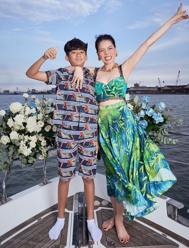 Sở thích thể thao ảnh hưởng đến gu mặc của Kỳ Anh. Cậu luôn chọn những bộ đồ rộng, đường cắt phóng khoáng và đơn giản để tiện vận động, như áo phông, sơ mi, quần bermuda, quần túi hộp. Lệ Quyên sắm cho con nhiều thiết kế đến từ các thương hiệu lớn trên thế giới như Fendi, Dolce &amp; Gabbana, Louis Vuitton.