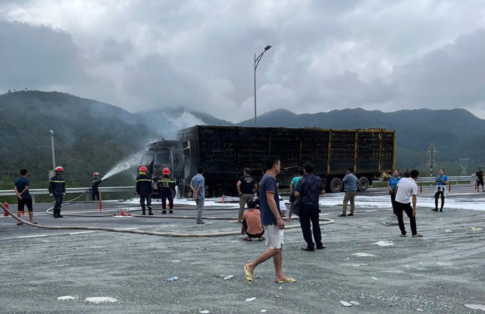 Xe đầu kéo bị thiêu rụi sau hỏa hoạn. Ảnh: Hùng Lê