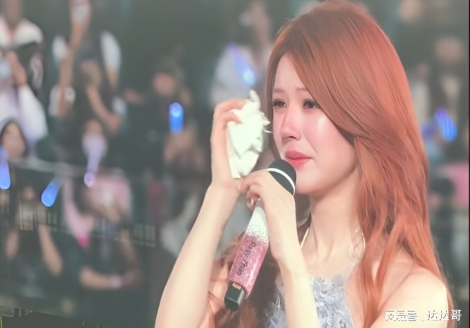 Nữ diễn viên Triệu Lộ Tư tổ chức tiệc sinh nhật lần thứ 27 hôm 8/11. Cô nhiều lần khóc trên sân khấu vì tình cảm fan dành cho mình. Ảnh: Weibo