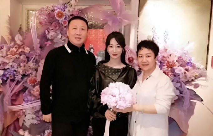 Dương Tử đón sinh nhật bên bố mẹ. Ảnh: Weibo