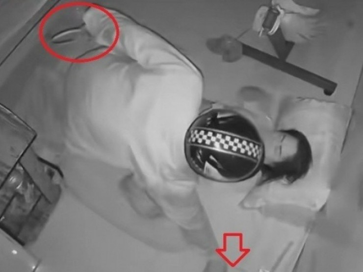 CLIP: Lạnh người cảnh kẻ trộm đột nhập phòng ngủ khi nữ gia chủ đang say giấc