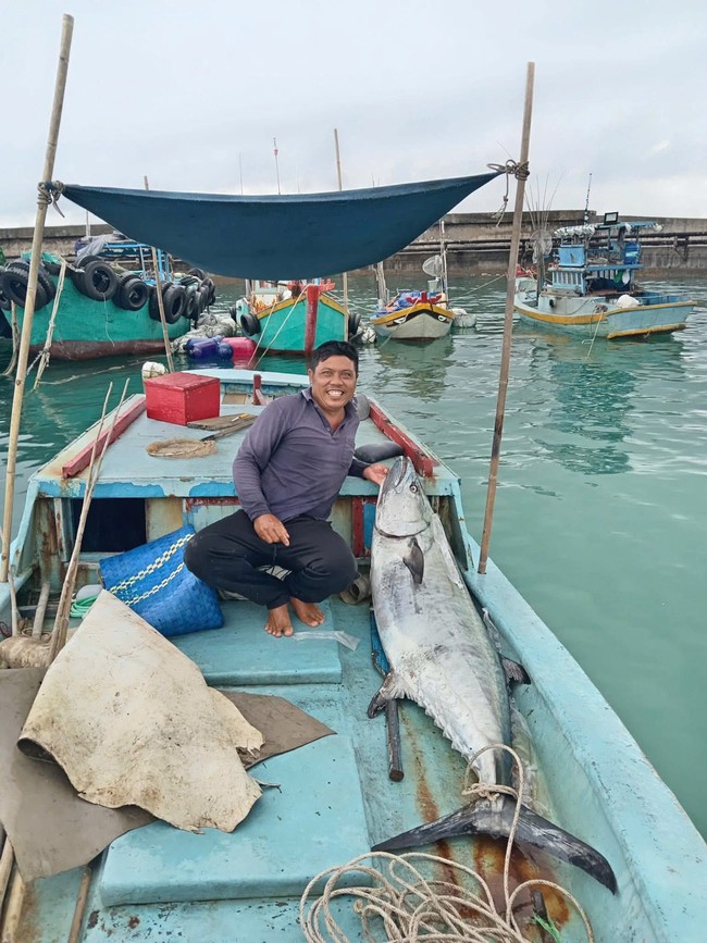 Ông Chín và con thu ngàn khủng câu được Ảnh: Lê Thành