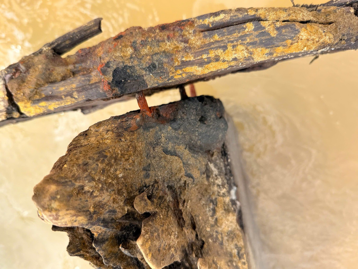 Nhìn gần tàu cổ trồi lên ở bãi biển Hội An sau bão số 13 - 4