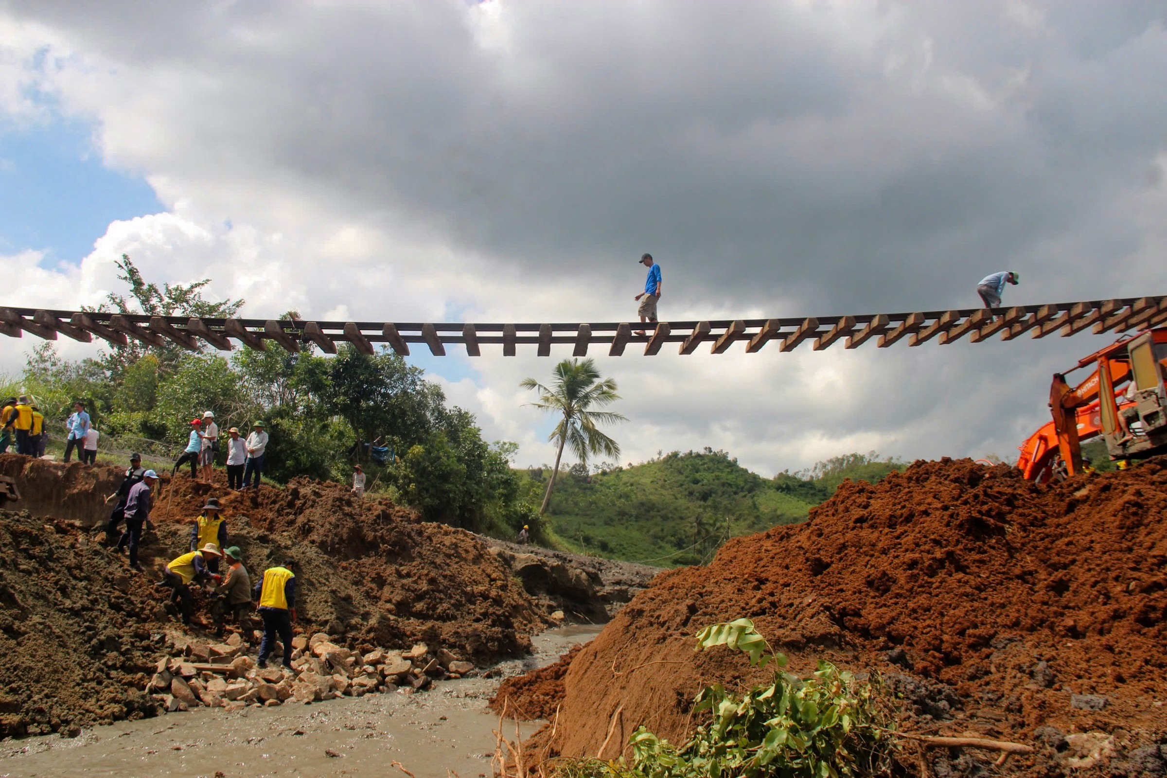 Đường sắt võng xuống sông do bão Kalmaegi tàn phá - 4