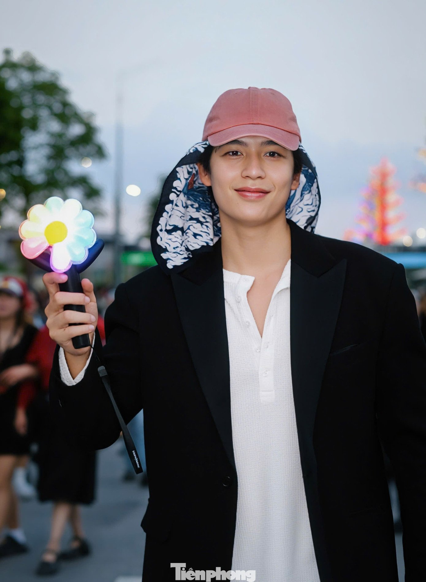 Diễn viên Quốc Anh chọn trang phục với khăn trùm đầu theo phong cách đặc trưng của G-Dragon.