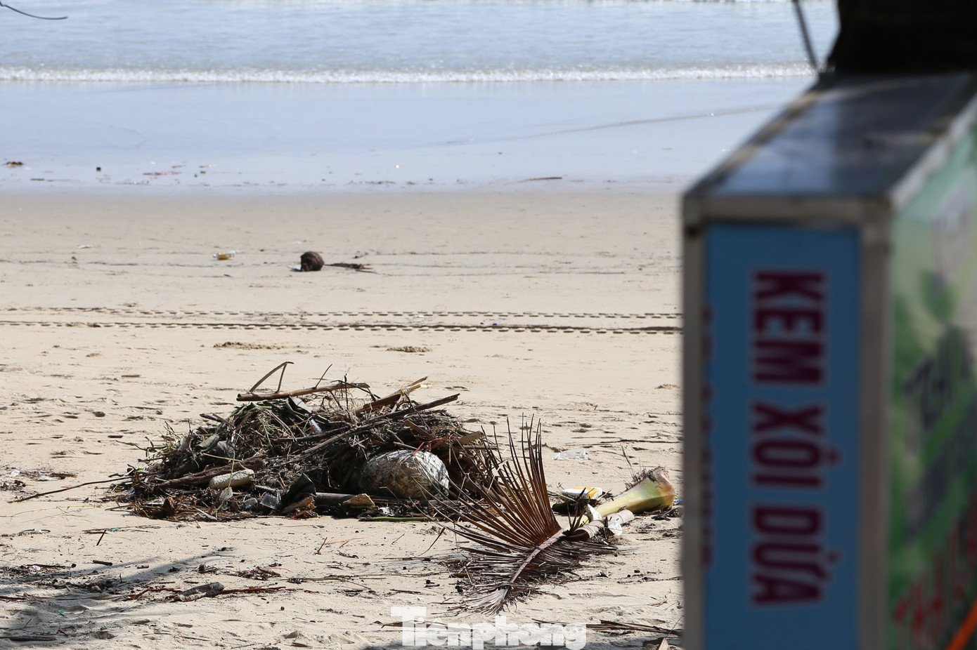 Bãi biển Đà Nẵng lại sạch đẹp như chưa hề có... bão - 22