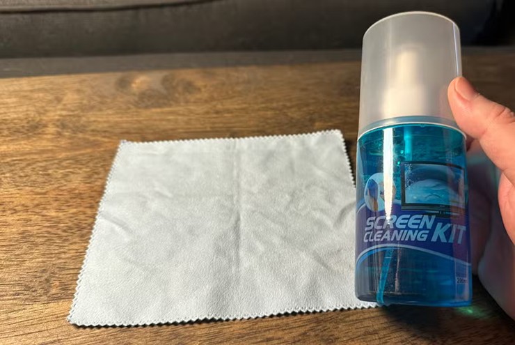 Hãy chọn dung dịch vệ sinh màn hình chuyên dụng thay vì nước lau kính.