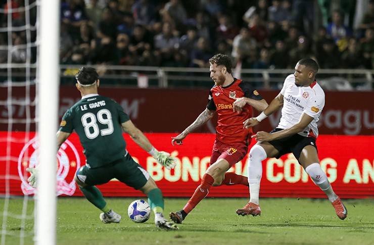 Các cầu thủ Ninh Bình có màn ngược dòng ngoạn mục để đánh bại CLB Công an TP.HCM với tỉ số chung cuộc 4-3. Cả hai đội đã cống hiến trận đấu có chất lượng chuyên môn cao cùng 7 bàn thắng.