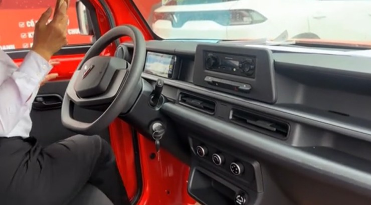 Nội thất xe có thiết kế tương đối đơn giản