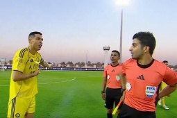Ronaldo bực bội mỉa mai trọng tài, gửi thông điệp đầy kiêu hãnh