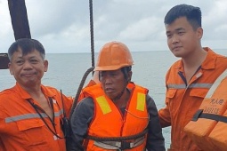 Tin tức trong ngày - Người sống sót 42 giờ trên biển: 'Uống nước mưa, ăn cua sống để cầm cự'