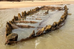 Nhìn gần tàu cổ trồi lên ở bãi biển Hội An sau bão số 13