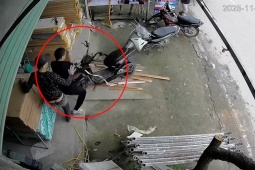 Clip: Hết hồn xe máy điện “tự chạy” không người lái lao thẳng vào người đàn ông