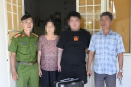 Vỡ òa gặp lại con sau 2 năm lập bàn thờ vọng vì đi Campuchia không về