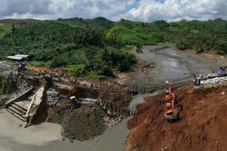 Tin tức trong ngày - Đường sắt sụt nền, võng xuống sông sau bão Kalmaegi