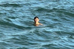 Tin tức trong ngày - Ngư dân lao xuống biển cứu người ở đảo Lý Sơn: 'Tôi làm gì kịp suy nghĩ chuyện sống chết'