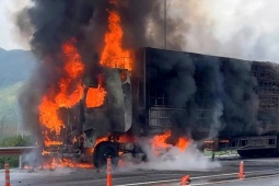 Xe đầu kéo cháy rụi trên cao tốc