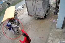 Clip: Cười chảy nước mắt với người đàn ông đi xe lôi bị "chổng vó lên trời"