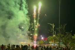 Xóm làng Lý Sơn đốt pháo hoa đón 3 người sống sót trở về sau bão