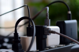 Có nên rút sạc điện khi không sử dụng?