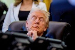 Thế giới - Ông Trump gây chú ý vì nhắm nghiền mắt trong sự kiện ở Nhà Trắng