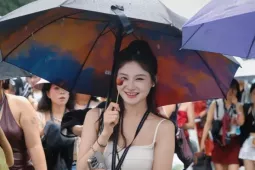 Giải trí - Hàng vạn người đổ về Hưng Yên bất chấp mưa lớn