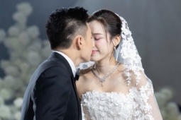 Vợ chồng Đỗ Thị Hà liên tục ôm hôn trong đám cưới