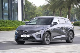 Giá xe VinFast VF 7 tháng 11/2025, từ 799 triệu đồng