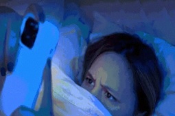 Sức khỏe đời sống - Nguy hại khôn lường khi lướt điện thoại ngay lúc thức dậy