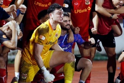 Thủ môn Văn Lâm vỡ òa như vô địch V-League khi Ninh Bình thắng nghẹt thở 4-3