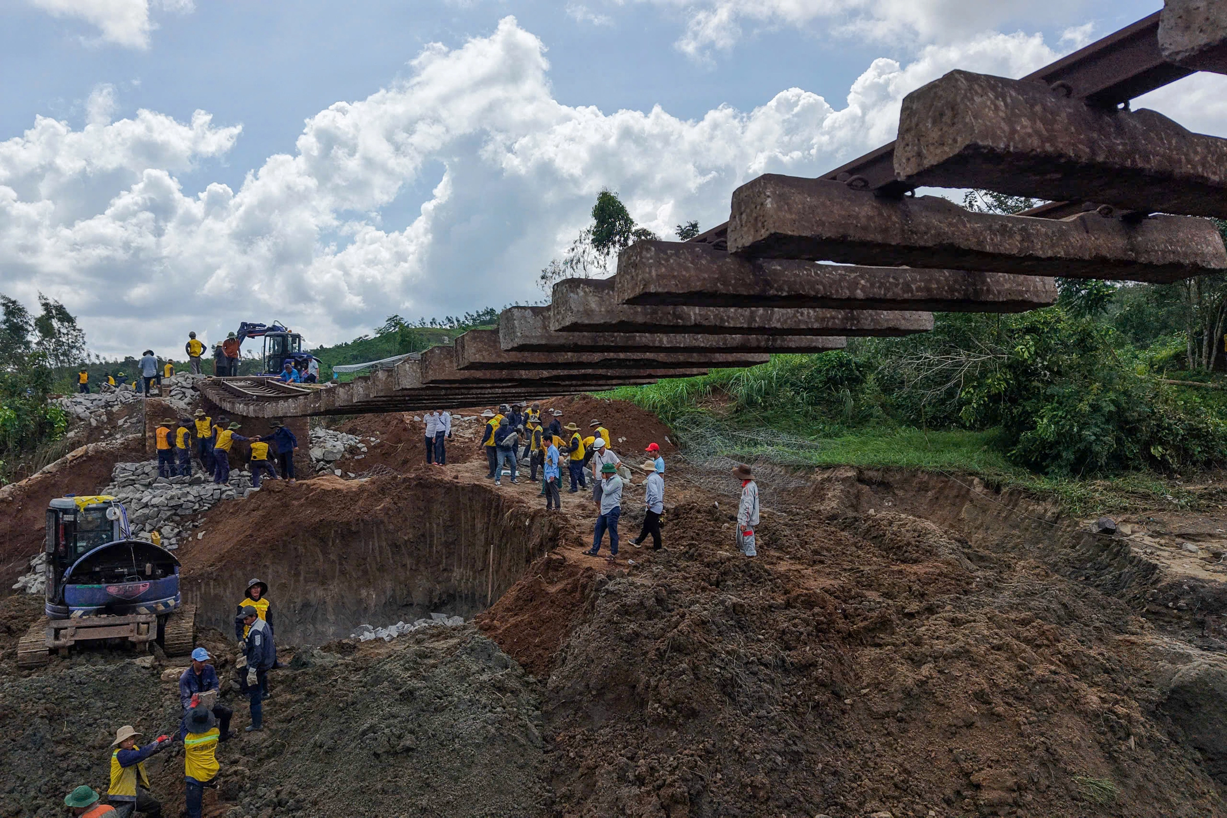Đường sắt võng xuống sông do bão Kalmaegi tàn phá - 5