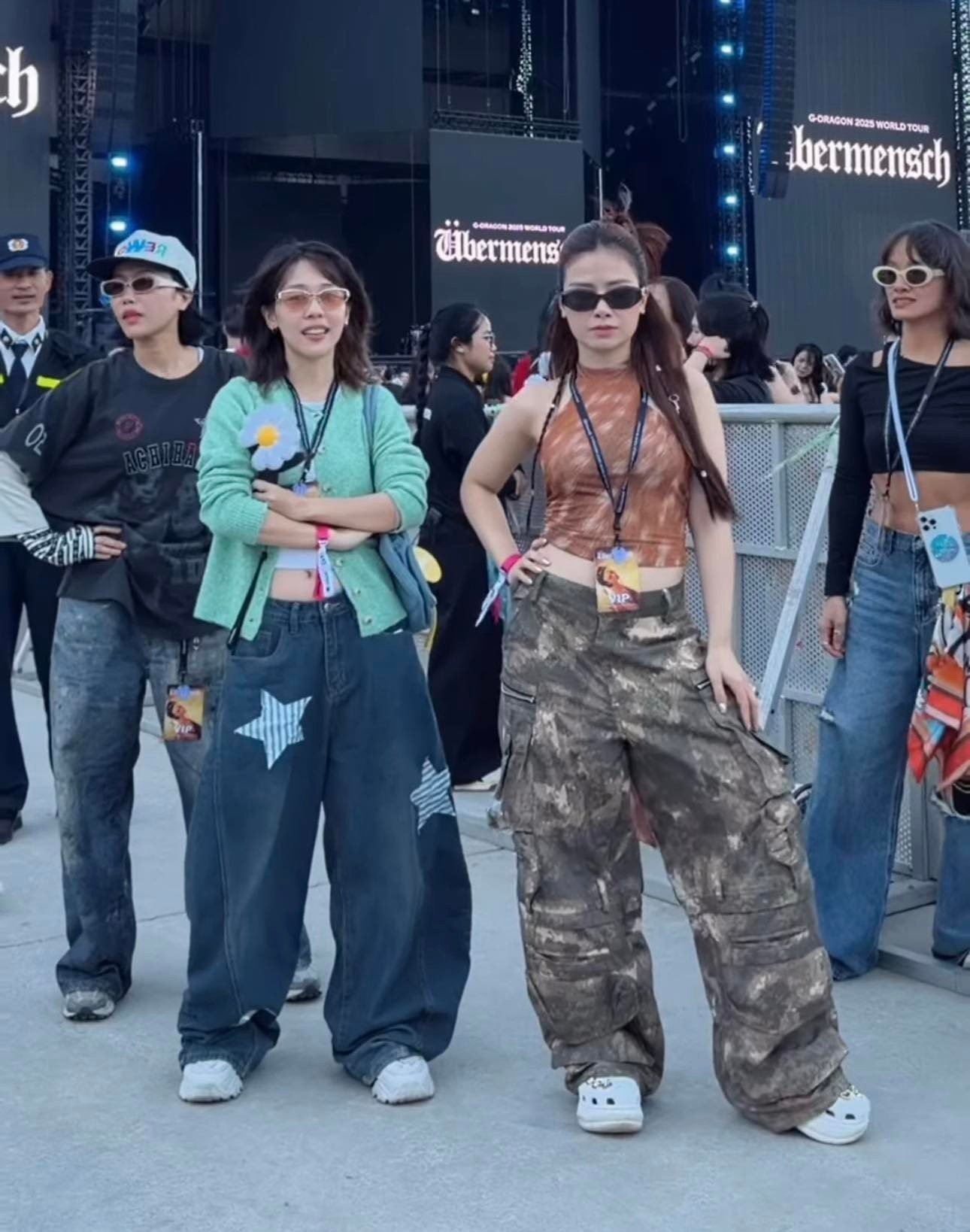 Ca sĩ Dương Hoàng Yến, diễn viên Diệu Nhi, Hậu Hoàng cầm trên tay cặp vé VIP cùng những tấm ảnh thẻ bo góc vào xem thần tượng.