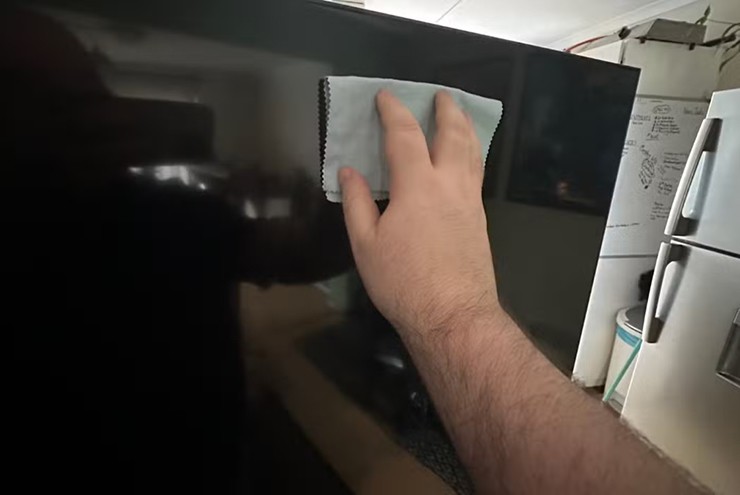 Vệ sinh màn hình&nbsp;TV không phải là chuyện&nbsp;đơn giản như chúng ta nghĩ.